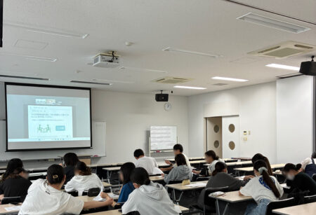 姫路大学様にて、保健師課程の学生様に講演させて頂きました。